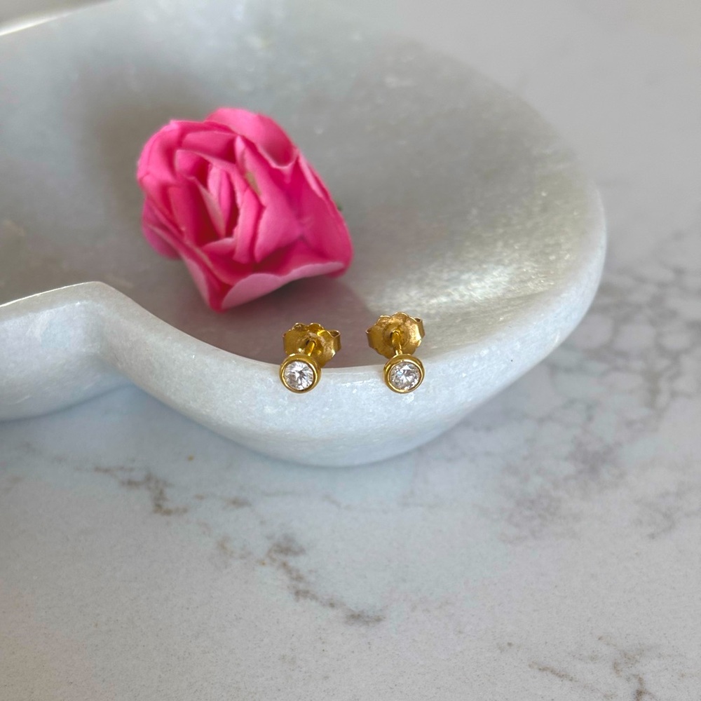 Gold and Diamond Elegant Stud Earrings 14kt